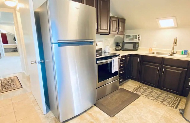 Quiet Spacious Hideaway for 30 + days, 1 bedroom-Queen nLR Sofa BednGreat Value