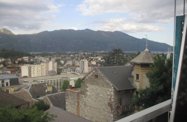 Quiet studio, balcony with lake view, parking, near the spa, close to the center