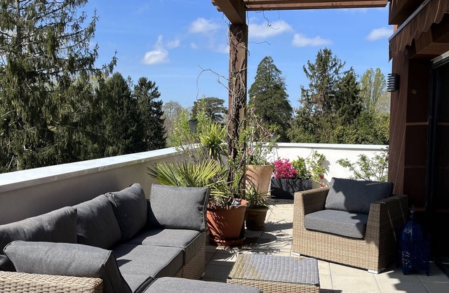 Quiet terrace apartment in a green setting.
