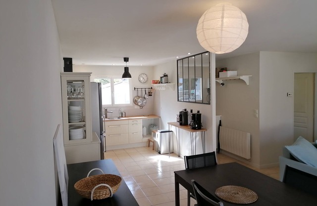 QUIET VACATION HOME 6 MINUTES FROM THE BEACH, CLEAN AND WELL-KEPT