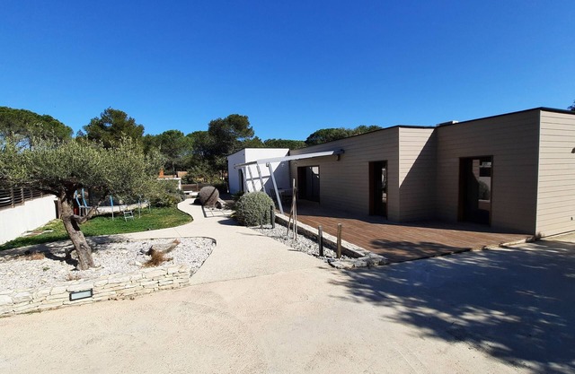 Quiet villa with heated pool and spa
