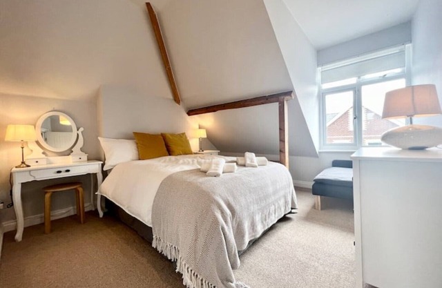 Quirky 2-bed flat w/parking central Kingsbridge