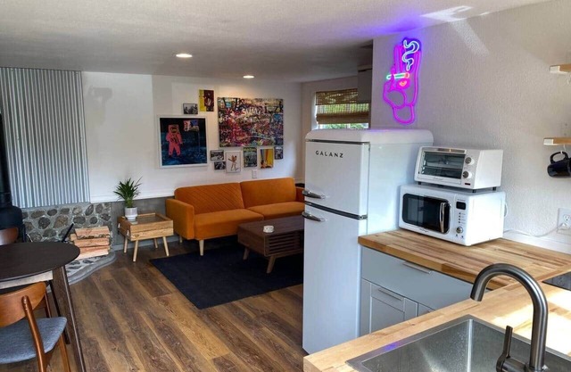 Quirky Farm Apartment - with Green Acres to Wander