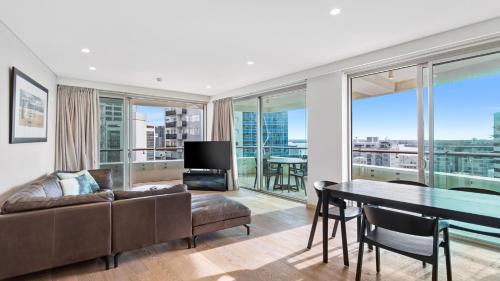 QV Central Upscale Apt in a Hotel Building-929
