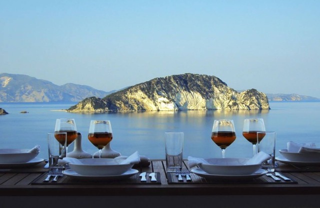 R 790 Family Suite with Private Pool with Jacuzzi Sea Views