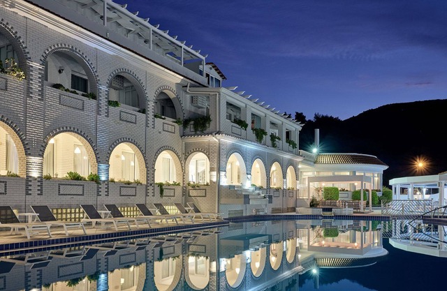 R 821 Deluxe Suite with Private Pool Maid Service Breakfast Included