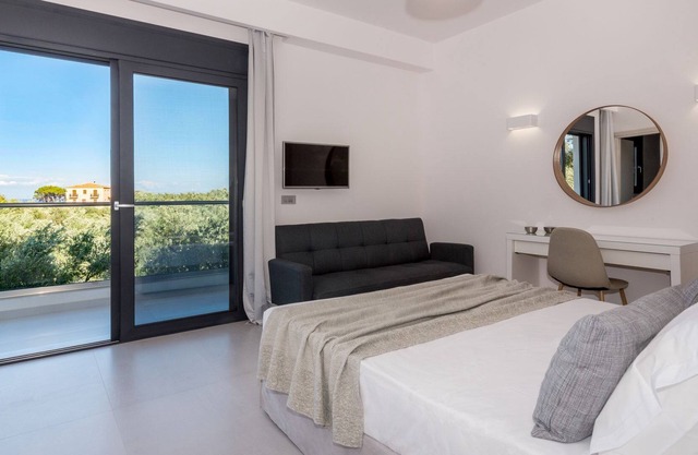 R 983 Eros Luxury Villas with Espresso machine, BBQ & Sea view.