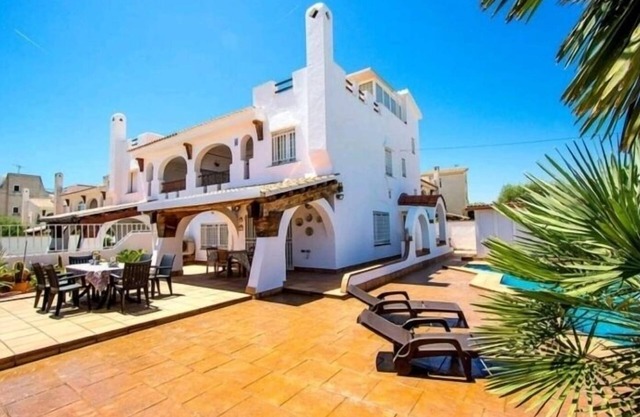 R116 Villa con piscina en Cunit