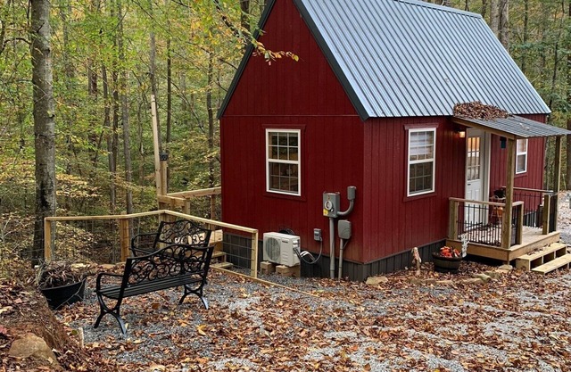 Raccoon Lodge at Coops Creek Cabins