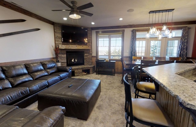 Radiant 8BR Rendezvous with Hot Tub by RedAwning