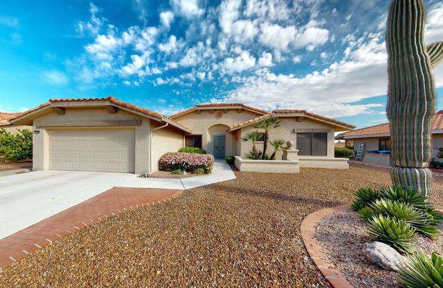 Radiant desert stay with pool and tennis access - mountain views, dogs ok