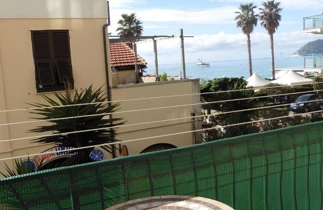 Raffaello Beach Apartment Savona, 50 m from the sea, WIFI, AC, equipped kitchen