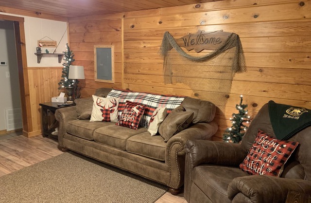 Rainbow Room The Black Bear Inn! Satellite, WiFi, Near River/Trails