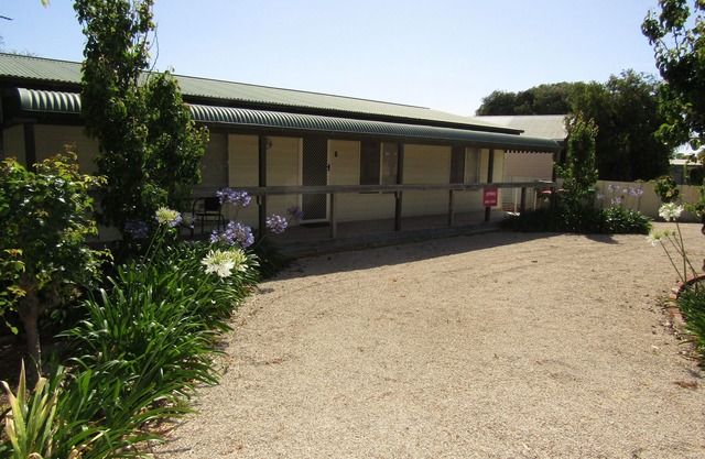 Ramsay's Retreat -Short walk to main street and beach!