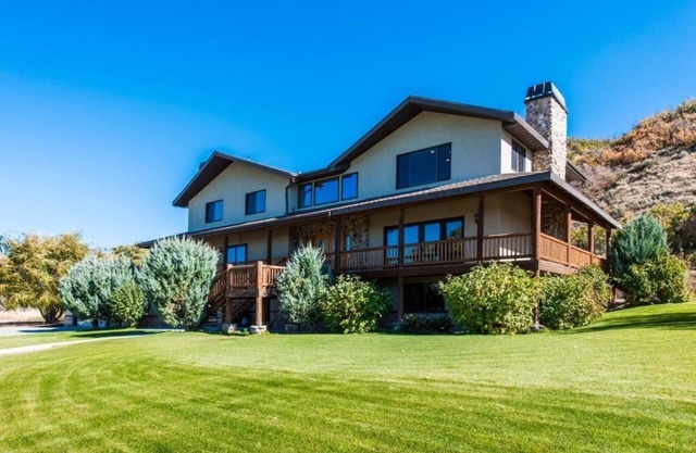 Ranch Cabin Mountain Views, Tennis Court, Fire Pit, Hot Tub, Family Reunions