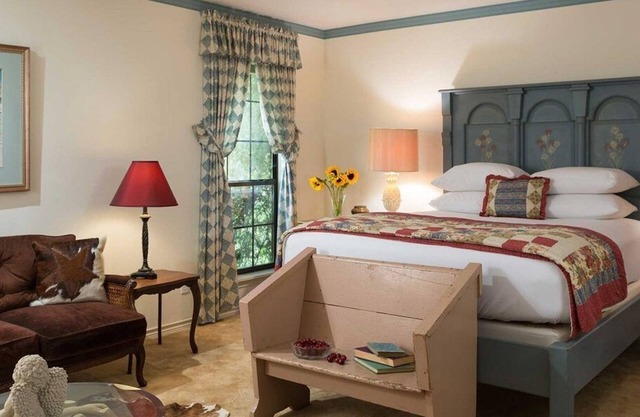 Ranch House Studio Romantic Getaway in Texas with Optional Fun Ranch Activities!