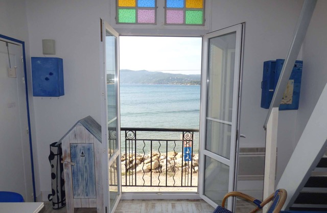 Rare at the location, foot in the beach, full sea view