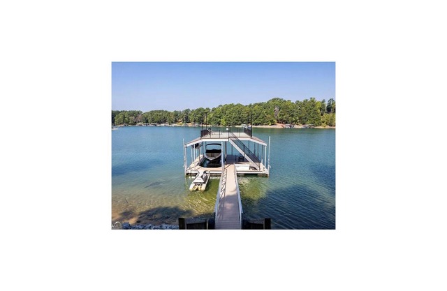 RARE EASY ACCESS PRIVATE FLOATING DOCK 4 BED ROOM HOME!