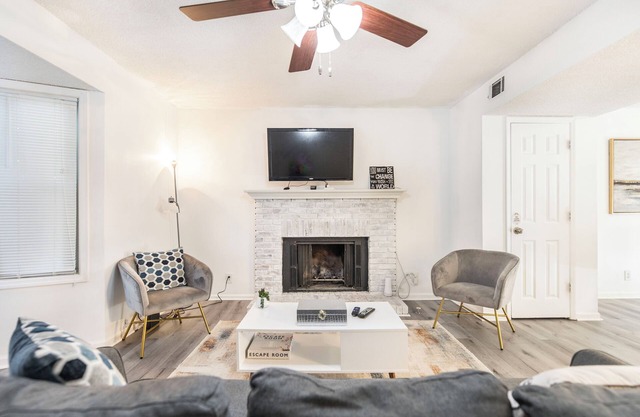 Rare Gem Chic Contemporary 2BR/2BA Home mins to major conveniences.Pet Friendly!