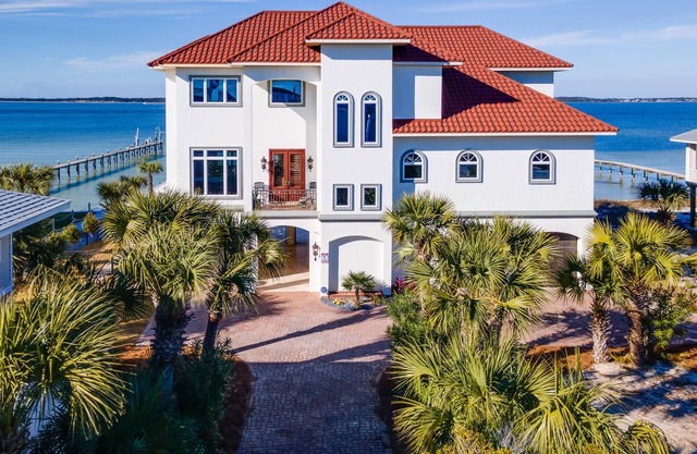 Rare Luxe Waterfront Find! Stay 4/25-4/28 or 6/14-6/21 |Huge Infinity Pool & Hot Tub |Golf Carts