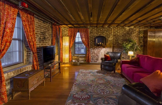 Rare River Street w/Balcony, Historic, Luxury, Affordable, 2/2, Loft STVR00088