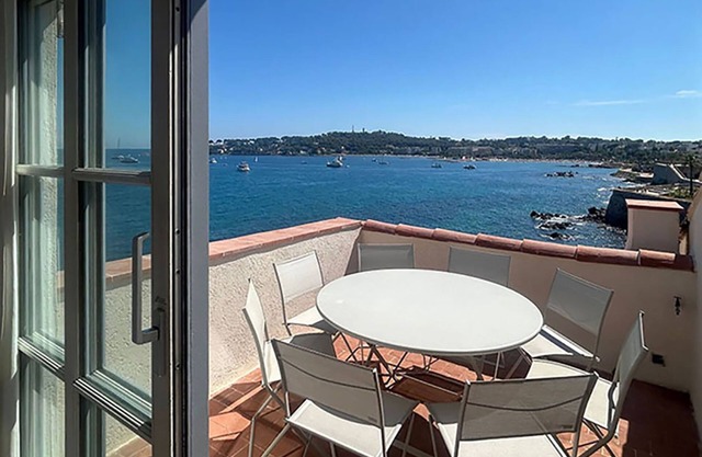 Rare seafront house in Antibesnfor 8 p with 5 bedrooms, 3 bathrooms & terrace