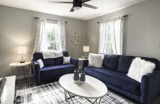 Raven's Nest: Stylish Cottage, Close to NAS, Beach