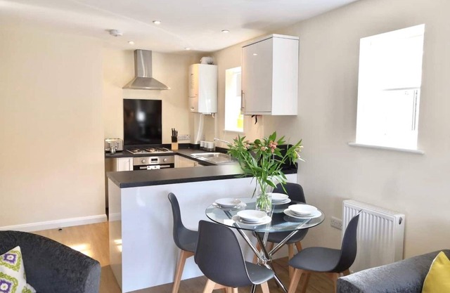 Razia Apts 8 (Westminster | 2 Bed 1st Floor Apt.