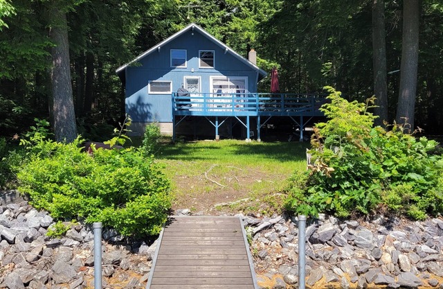 Readfield/Maranacook Lake cottage with dock and plenty of privacy!