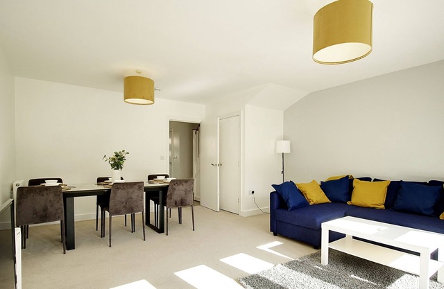 Reading Close to all amenities/Sleeps 8/w/Parking