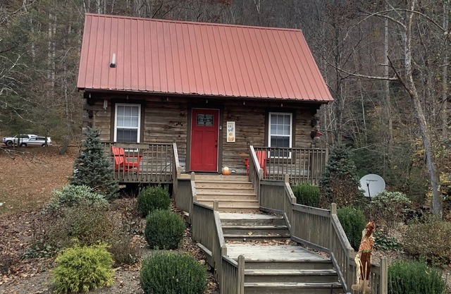 Real Log Cabin, Beautiful Rushing Trout Stream, Hot Tub, Wifi.