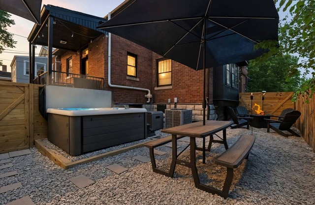 Rebel Retreat | HotTub | 6 bedrm | Game Rm| Fire Pit | Jet Shwrs