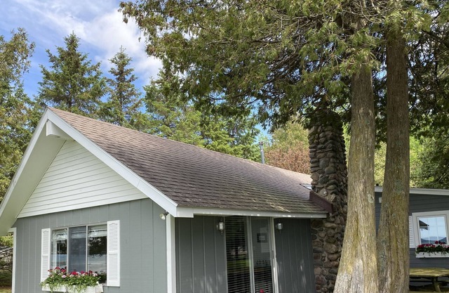 *RECENTLY REMODELED* Lakefront Cottage - Mullett Lake