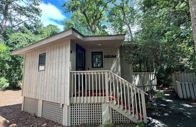 Recently Renovated Sea Pines Gem, Community Pool, Short Walk to Beach