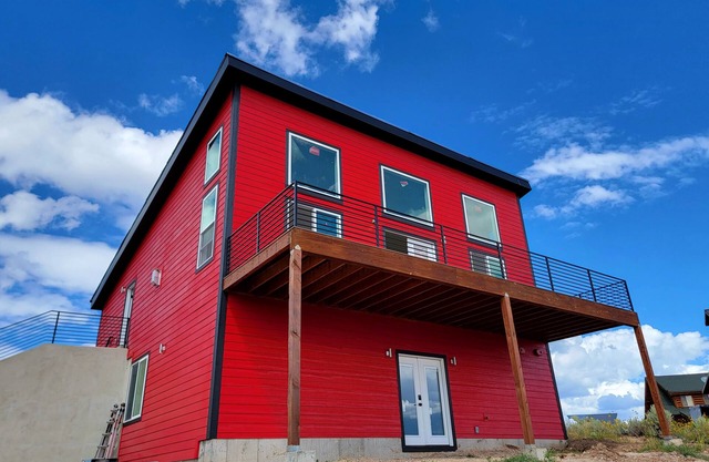 RED BARN @ BEAR LAKE - Luxury & Spacious Vacation Retreat & Ideal Beach Access
