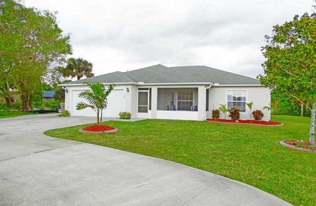 Red Fish, Blue Fish- Sebastian 3/2 Home, sleeps 6, close to river