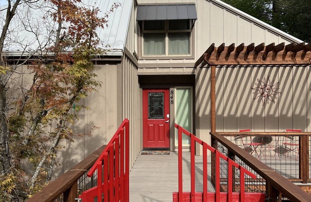 Red Gate Retreat - Nestled In Nature, Walk To Main Street!