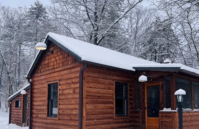 Red Oak Cabin: Our cozy cabin is tucked away but still close to any adventure!