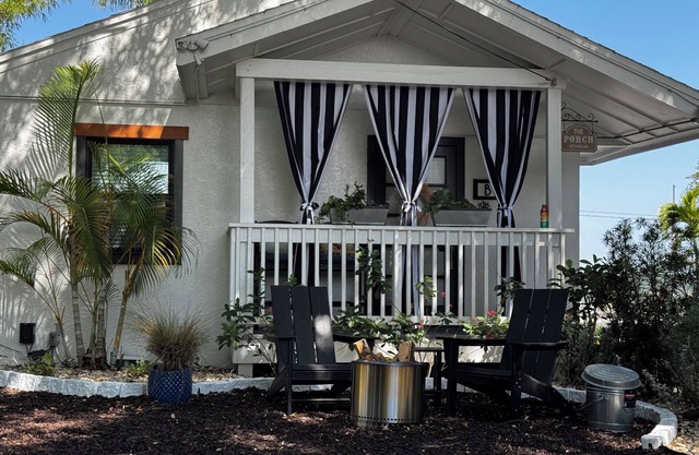 Red Roan Retreat, Downtown Ft. Myers: Walk to Best Eats and Shops!