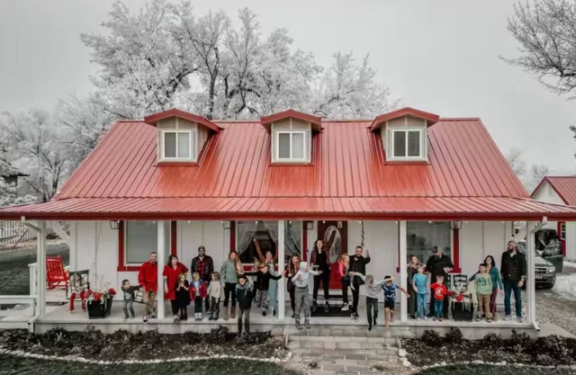 Red Roof Farmhouse large gathering space sleeps 27+ hot tub treehouse