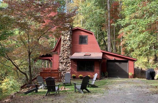Red Stone Retreat-10 Min to Asheville, Game Room, Firepit, Quiet and Secluded