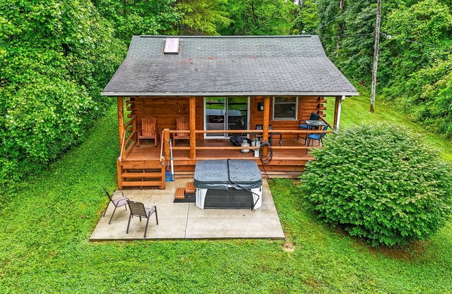 Redbud - Cozy Cabin with Relaxing Hot Tub!