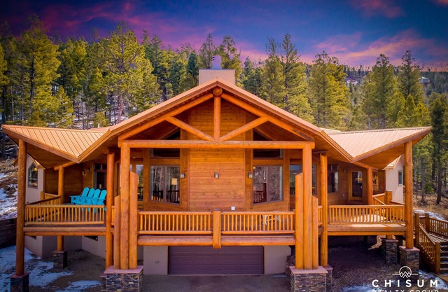 REDUCED CHRISTMAS SPECIAL. INCREDIBLE VIEWS - HOT TUB - FABULOUS HOME!