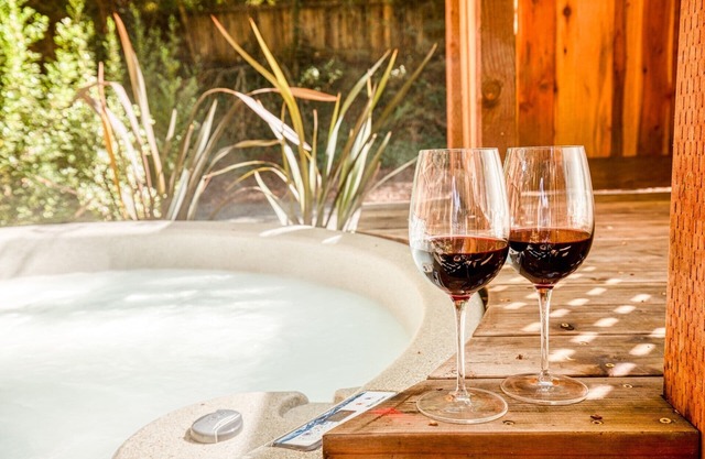 RedwoodRetreat: Dazzling & Joyful Redwood Cabin! Walk to River! WIFI/AC/HtTb