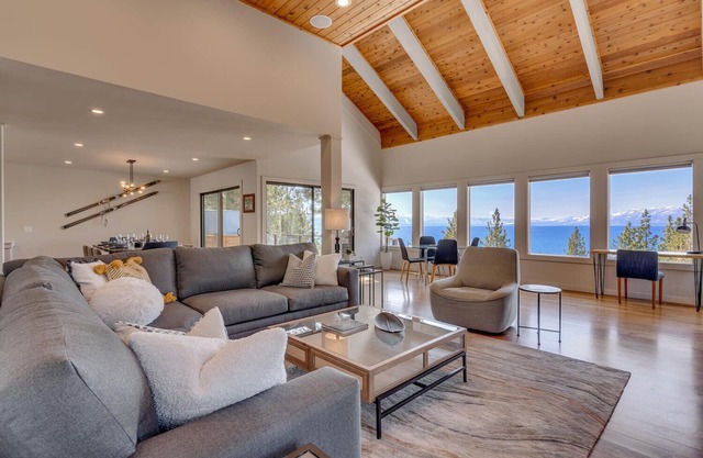 Reflections - Lakeview - TLUXP