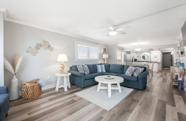 Regency Towers~ 3bed2Bath~Poolside Tiki bar~Sleeps 10