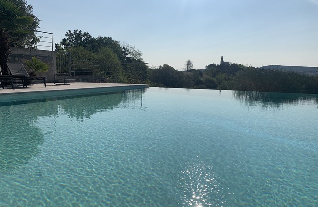 Reillanne architect-designed house for 10 people with magnificent view and swimming pool.