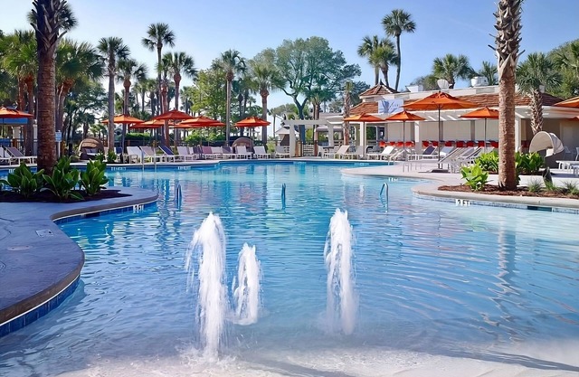 Relax and Recharge! Beachfront King Stay, Pet Friendly w/Spa and Pool Access!