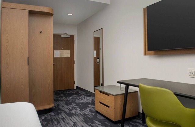 Relax and Recharge! W/ Swimming Pool Access & Free Breakfast! Pets are Welcome!