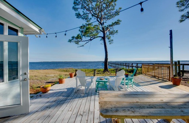 Relax and Refresh Waterfront Cottage in Panacea